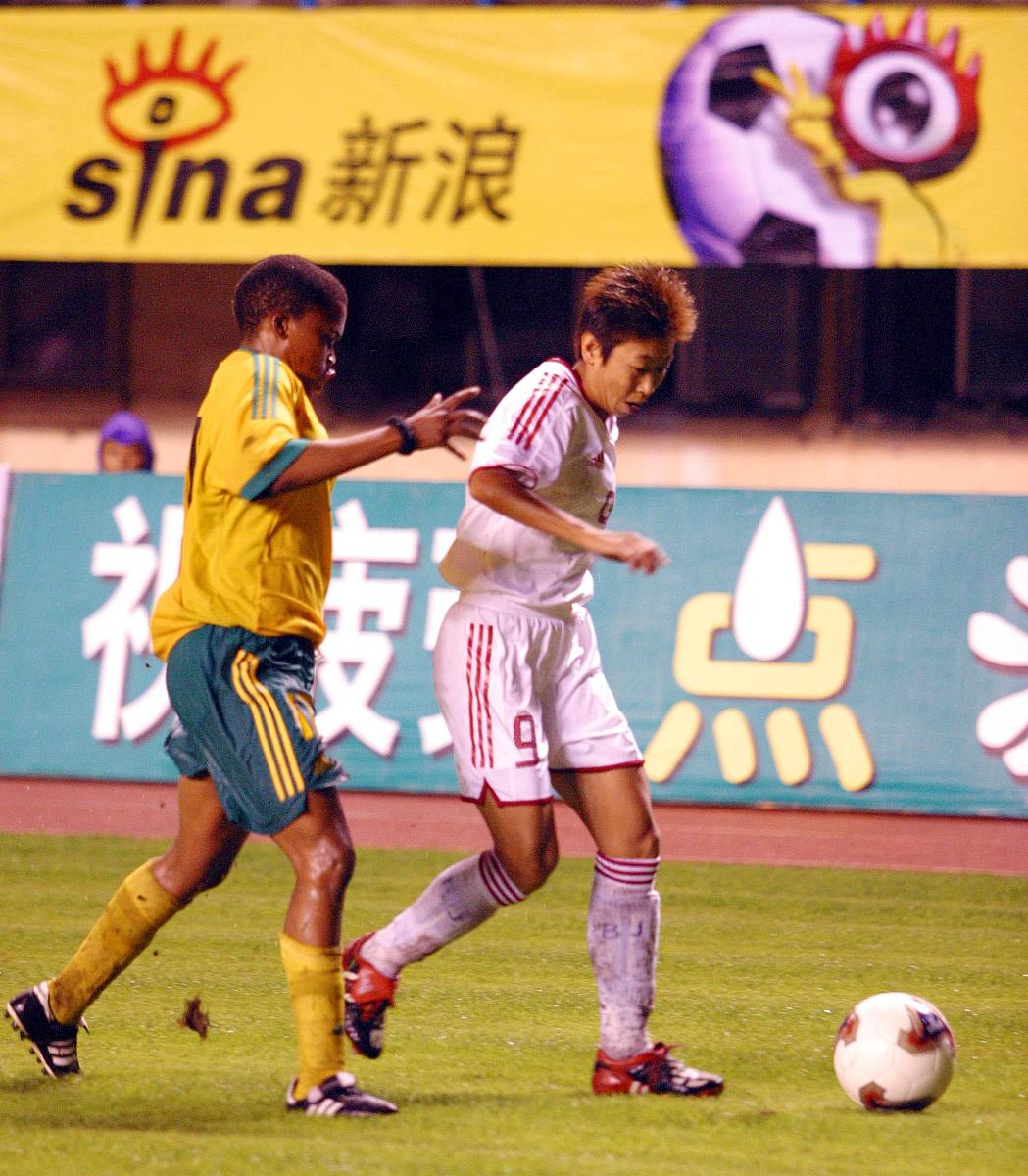 足球比赛中球队突破了困难取得胜利 足球比赛中球队突破了困难取得胜利