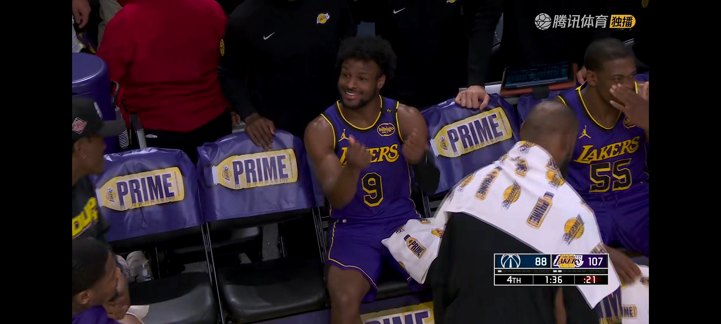 湖人球星独揽三双,领队逆袭战胜对手 湖人球星独揽三双,领队逆袭战胜对手