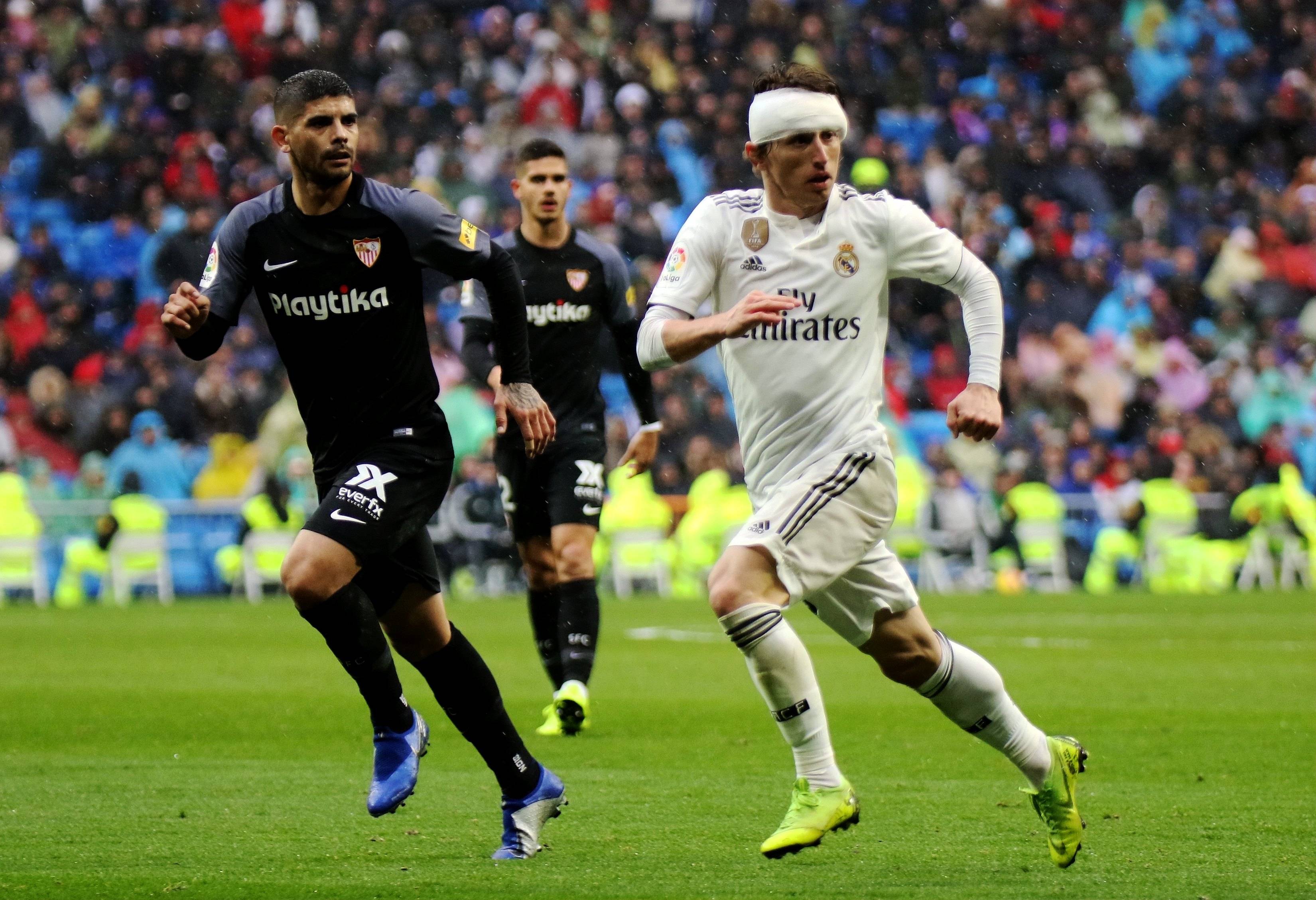 包含里昂在客场大胜门兴格拉德巴赫，继续保持不败的词条