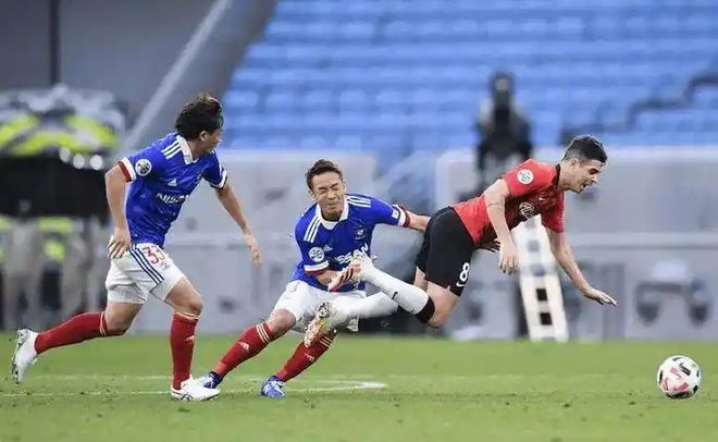 国内足球赛场火爆异常,场外掌声雷动 国内足球赛场火爆异常,场外掌声雷动