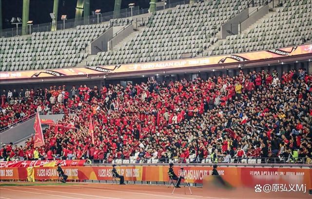 国内足球赛场火爆异常,场外掌声雷动 国内足球赛场火爆异常,场外掌声雷动
