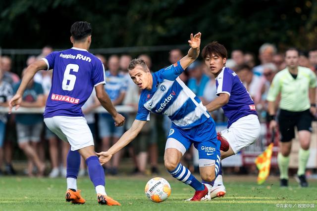 阿贾克斯凭借传球技术,打破对手防线 阿贾克斯凭借传球技术,打破对手防线