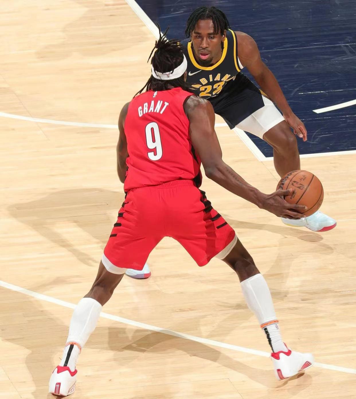 开拓者主场告捷,取得击败步行者 开拓者主场告捷,取得击败步行者