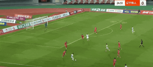 精彩对攻,球队最终战胜对手 精彩对攻,球队最终战胜对手